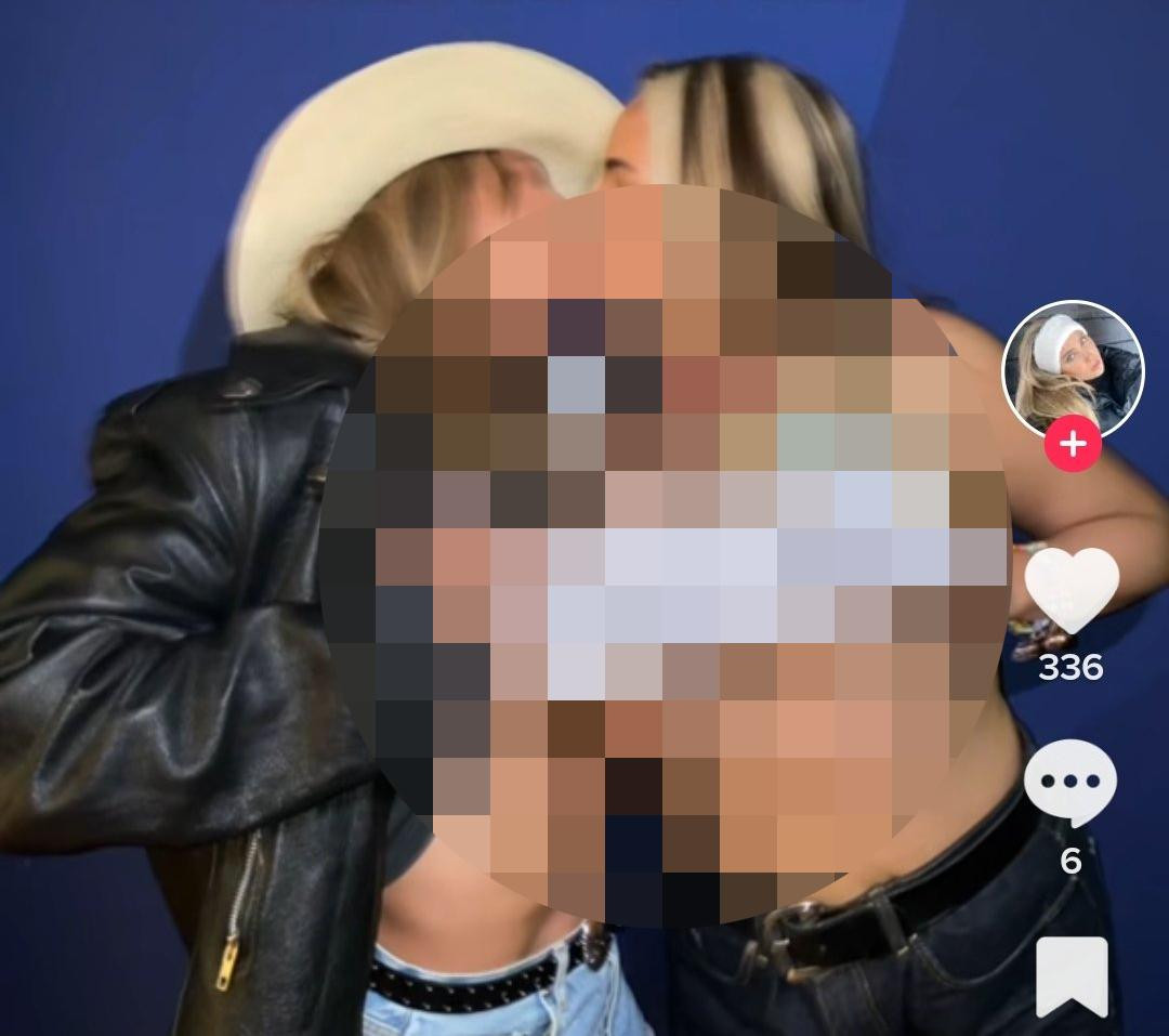 Bức ảnh gây tranh cãi lan truyền trên mạng xã hội. Ảnh: Twitter Bức ảnh gây tranh cãi lan truyền trên mạng xã hội. Ảnh: Twitter