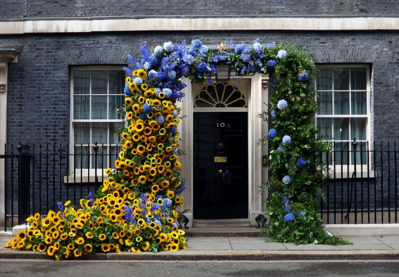 Căn nhà số 10 phố Downing (London, Anh) trang hoàng chúc mừng ngày Độc lập của Ukraine. Ảnh: Reuters