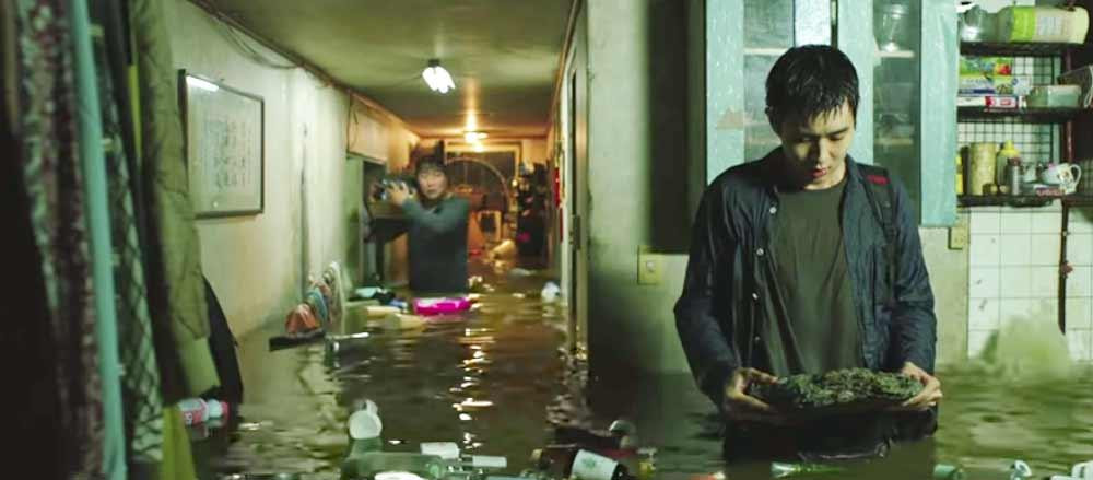 Cảnh căn hộ tầng hầm ngập nước trong bộ phim "Parasite". Nguồn: Zula
