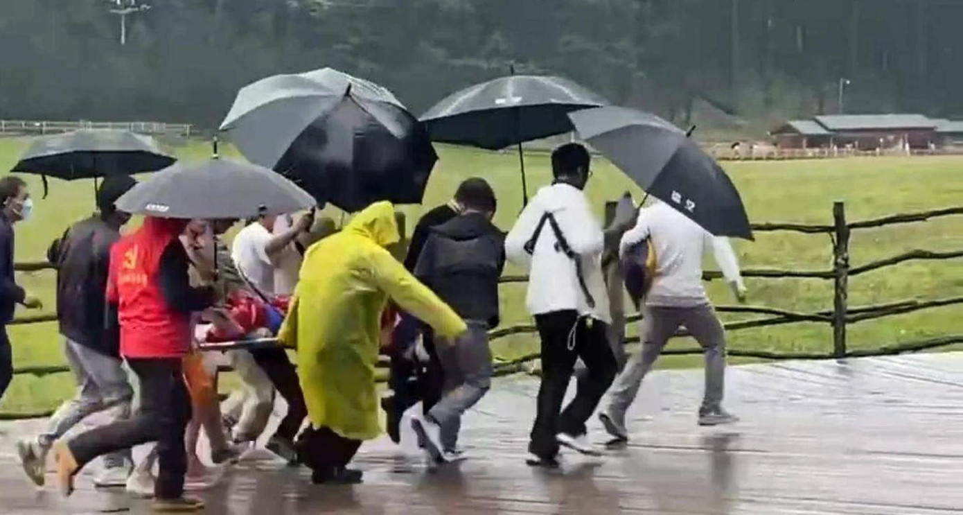 Người đàn ông xấu số được đưa đi cấp cứu. Ảnh: Weibo Người đàn ông xấu số được đưa đi cấp cứu. Ảnh: Weibo