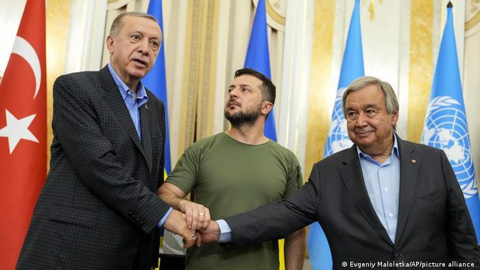 Tổng thống Thổ Nhĩ Kỳ Recep Tayyip Erdogan, Tổng thống Ukraine Volodymyr Zelensky và Tổng thư ký Liên Hợp Quốc Antonio Guterres. Ảnh: AP Tổng thống Thổ Nhĩ Kỳ Recep Tayyip Erdogan, Tổng thống Ukraine Volodymyr Zelensky và Tổng thư ký Liên Hợp Quốc Antonio Guterres. Ảnh: AP