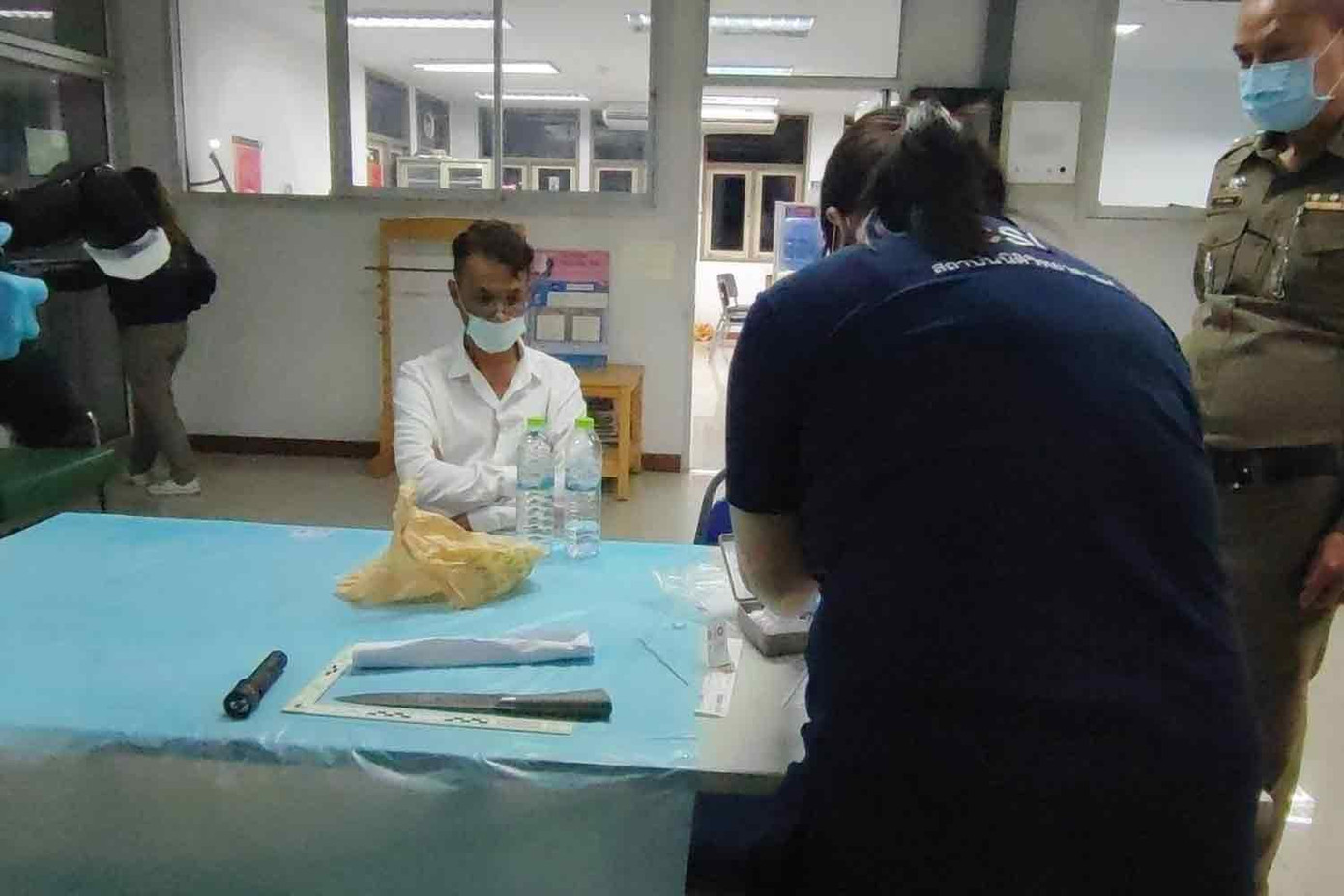 Nghi phạm ra đầu thú cùng hung khí. Ảnh: Bangkok Post Nghi phạm ra đầu thú cùng hung khí. Ảnh: Bangkok Post