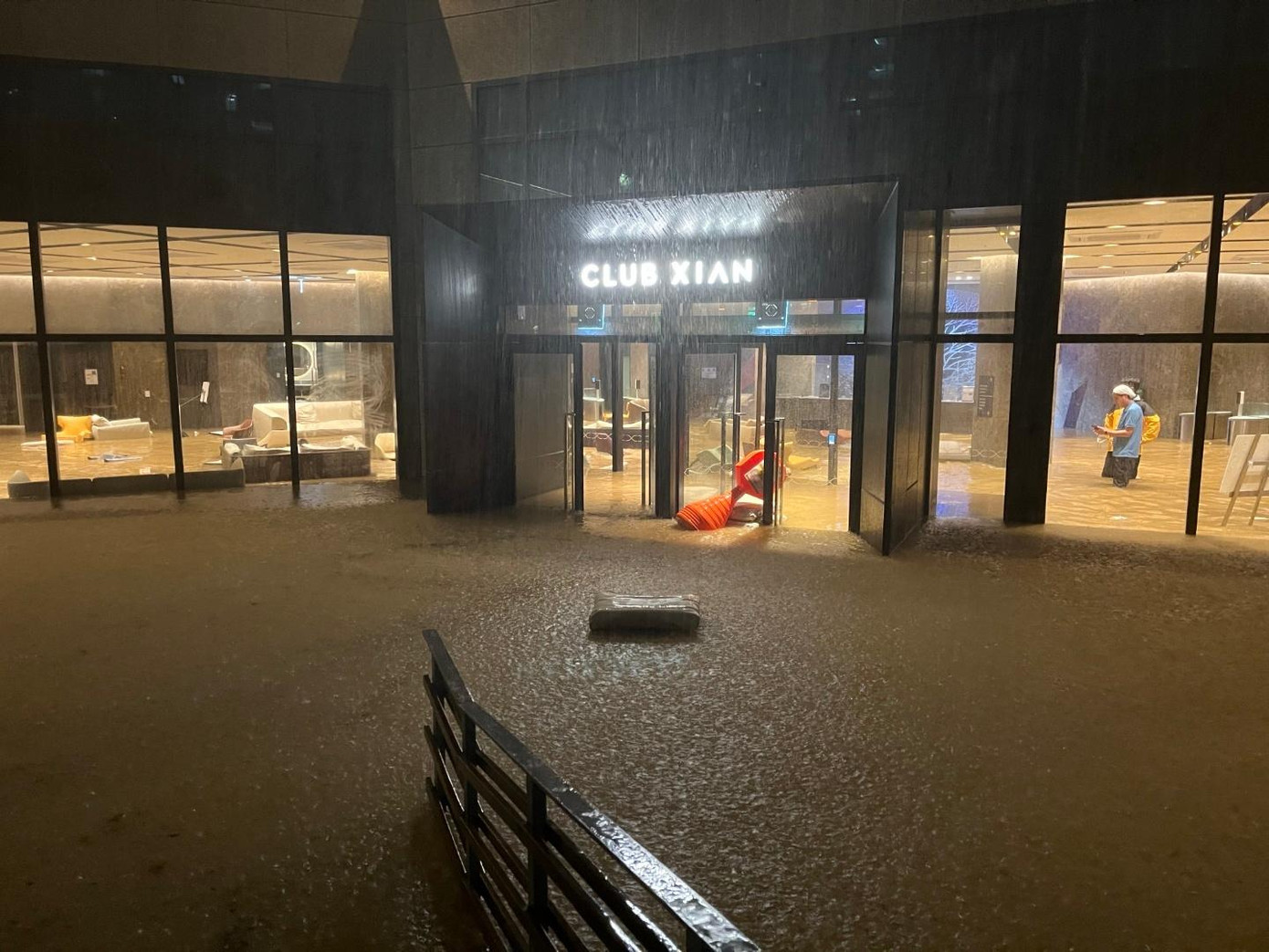 Nước tràn vào các tòa nhà. Ảnh: Korea Herald