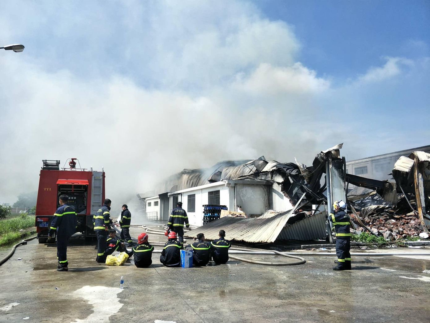 Lực lượng cứu hỏa tại hiện trường. Lực lượng cứu hỏa tại hiện trường.