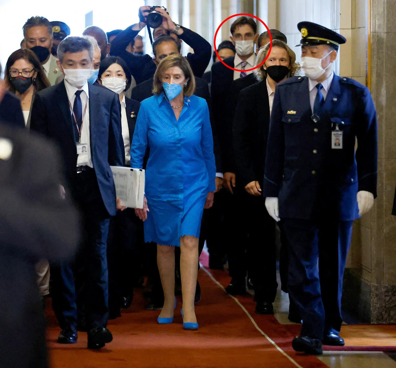 Con trai tháp tùng bà Pelosi trong chuyến thăm châu Á. Ảnh: Reuters Con trai tháp tùng bà Pelosi trong chuyến thăm châu Á. Ảnh: Reuters