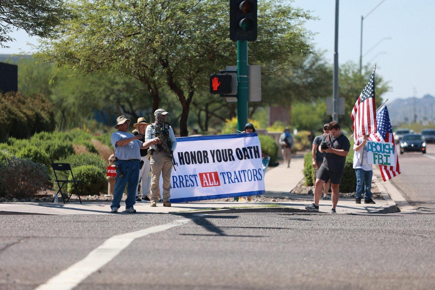 Nhóm người biểu tình bên ngoài văn phòng FBI. Ảnh: Fox News Nhóm người biểu tình bên ngoài văn phòng FBI. Ảnh: Fox News