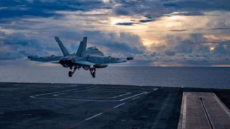 Một chiếc EA-18G Growler cất cánh từ tàu sân bay USS Ronald Reagan ở Biển Philippines (giáp Biển Hoa Đông) hôm 2/8. Ảnh: Hải quân Mỹ