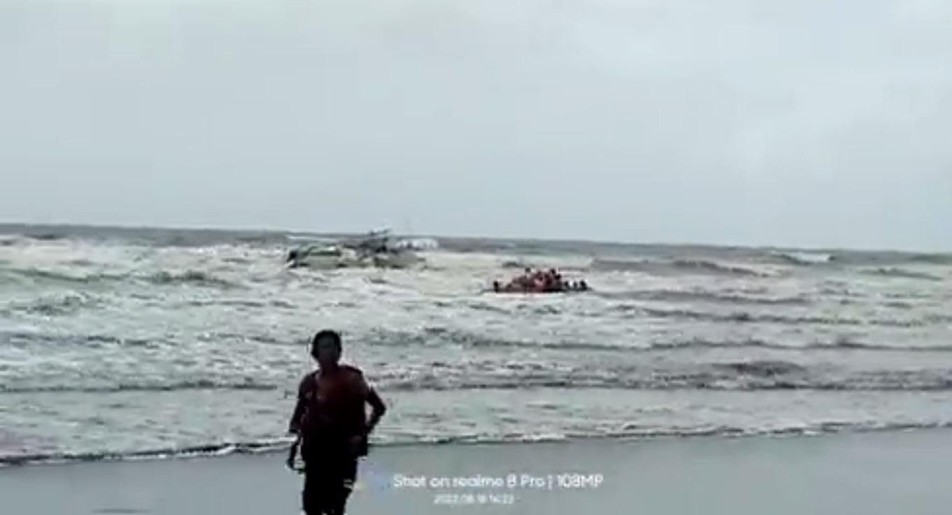 Lực lượng chức năng tiếp cận con thuyền. Ảnh chụp màn hình Lực lượng chức năng tiếp cận con thuyền. Ảnh chụp màn hình