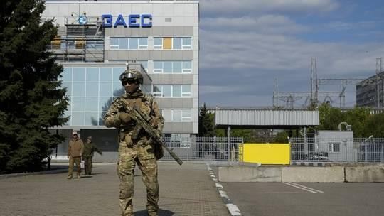 Binh sĩ Nga canh gác tại nhà máy Zaporozhye. Ảnh: AP