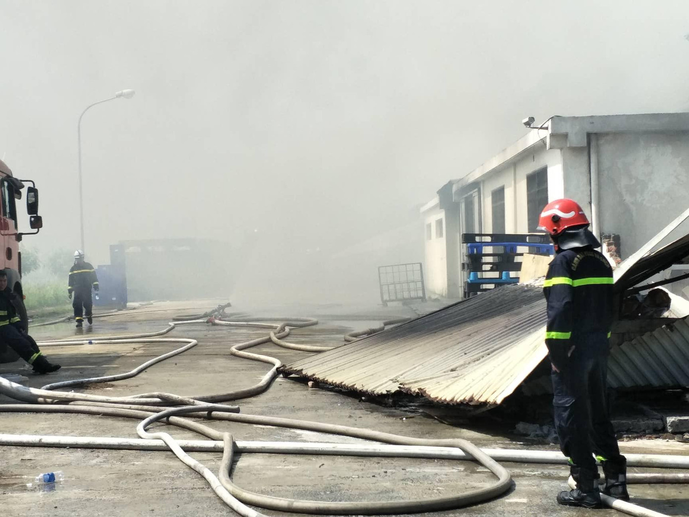 Ngay khi nhận được tin báo, lực lượng Cảnh sát Phòng cháy chữa cháy và Cứu nạn cứu hộ của Công an huyện Mê Linh đã có mặt tại hiện trường triển khai dập lửa. Ngay khi nhận được tin báo, lực lượng Cảnh sát Phòng cháy chữa cháy và Cứu nạn cứu hộ của Công an huyện Mê Linh đã có mặt tại hiện trường triển khai dập lửa.