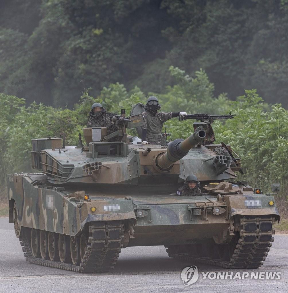 Một chiếc xe tăng K-1A2 của Hàn Quốc lăn bánh tại khu huấn luyện quân đội ở phía Tây Paju, cách Seoul khoảng 30 km về phía Bắc. Ảnh: Yonhap Một chiếc xe tăng K-1A2 của Hàn Quốc lăn bánh tại khu huấn luyện quân đội ở phía Tây Paju, cách Seoul khoảng 30 km về phía Bắc. Ảnh: Yonhap