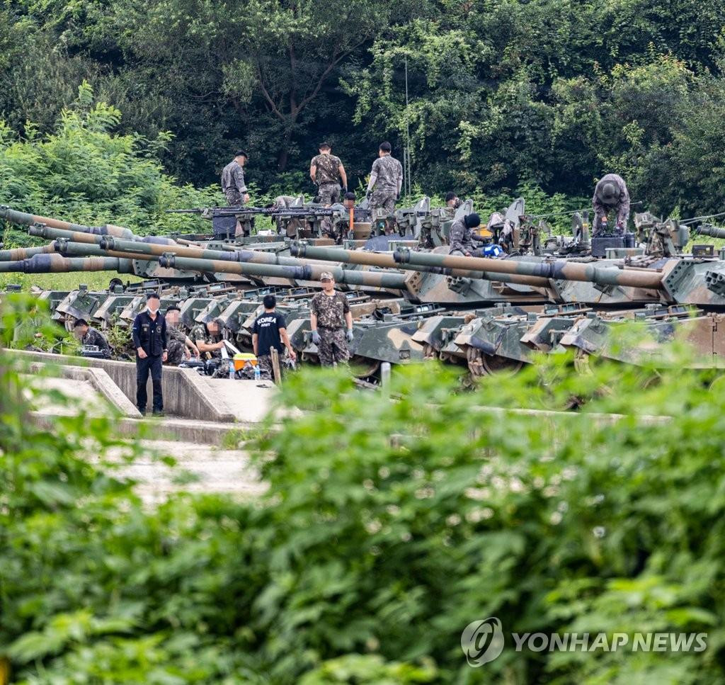 Các binh sĩ Hàn Quốc kiểm tra xe tăng K-1 trước khi tham gia tập trận. Ảnh: Yonhap Các binh sĩ Hàn Quốc kiểm tra xe tăng K-1 trước khi tham gia tập trận. Ảnh: Yonhap