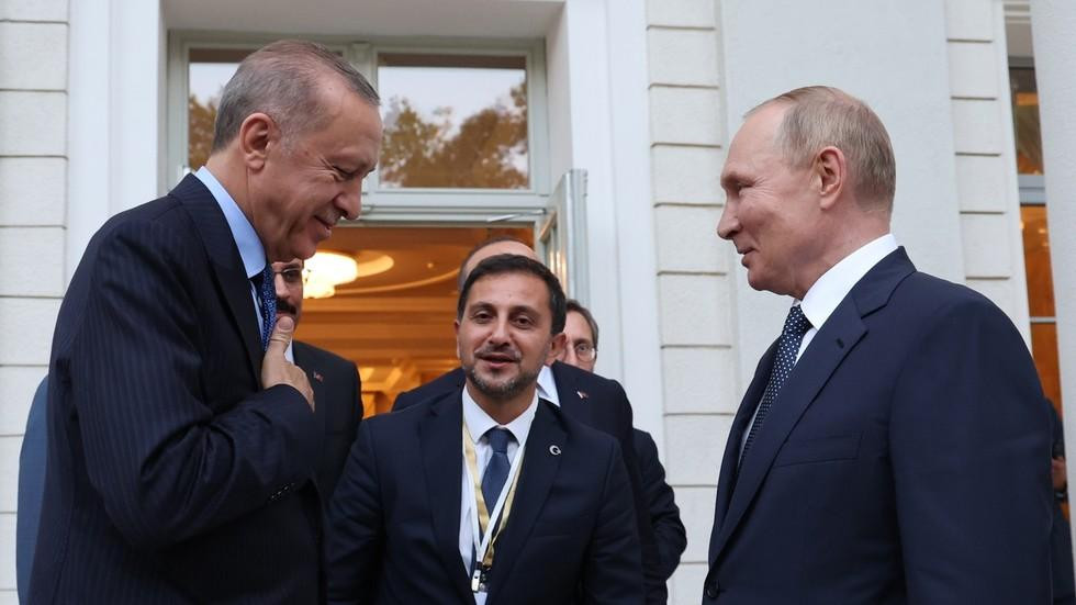 Ông Recep Tayyip Erdogan và ông Vladimir Putin gặp nhau ở Sochi hôm 5/8. Ảnh: AP
