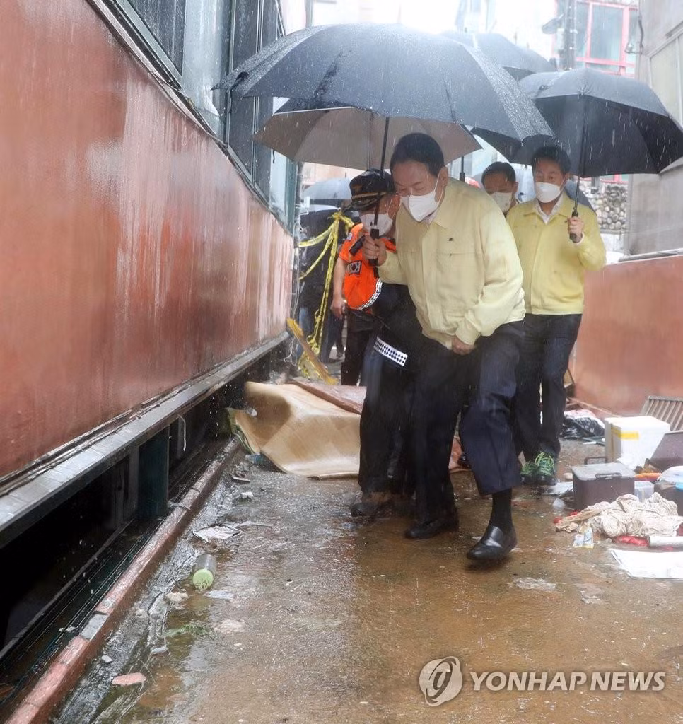 Tổng thống Yoon đứng bên ngoài một căn hộ tầng bán hầm ở Seoul hôm 9/8. Ảnh: Yonhap