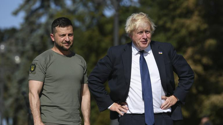 Thủ tướng Anh Boris Johnson gặp Tổng thống Ukraine Volodymyr Zelensky hôm 24/8. Ảnh: AP