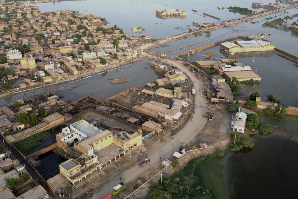 Các nhà chức trách và tổ chức từ thiện đang nỗ lực đẩy nhanh tiến độ cung cấp hàng cứu trợ cho hơn 33 triệu người bị ảnh hưởng. Đây là một nhiệm vụ đầy thách thức, đặc biệt là ở những khu vực giao thông bị cắt đứt. Ảnh: AP Các nhà chức trách và tổ chức từ thiện đang nỗ lực đẩy nhanh tiến độ cung cấp hàng cứu trợ cho hơn 33 triệu người bị ảnh hưởng. Đây là một nhiệm vụ đầy thách thức, đặc biệt là ở những khu vực giao thông bị cắt đứt. Ảnh: AP