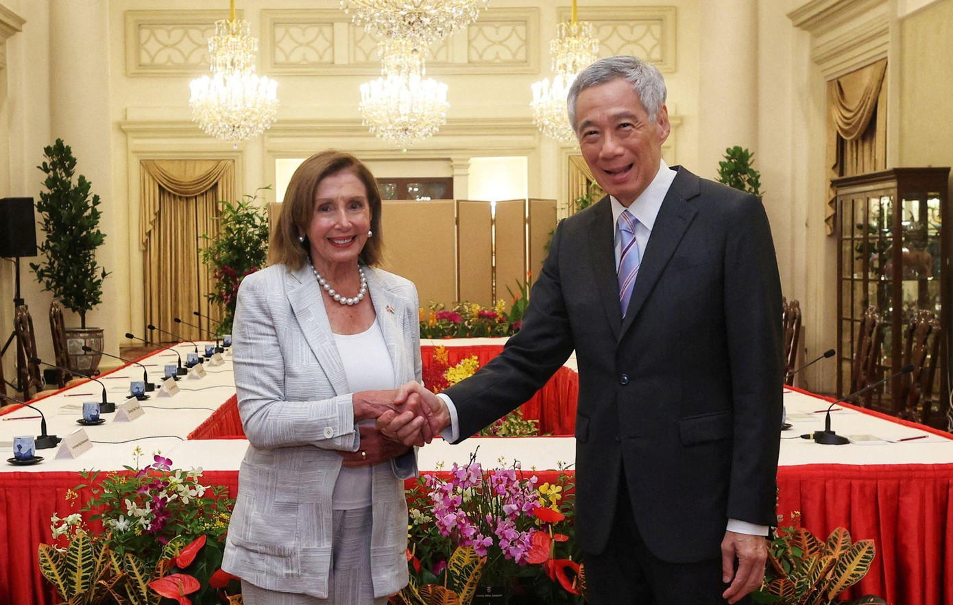 Chủ tịch Hạ viện Mỹ Nancy Pelosi bắt tay Thủ tướng Singapore Lý Hiển Long tại Singapore ngày 1/8. Ảnh: Reuters Chủ tịch Hạ viện Mỹ Nancy Pelosi bắt tay Thủ tướng Singapore Lý Hiển Long tại Singapore ngày 1/8. Ảnh: Reuters