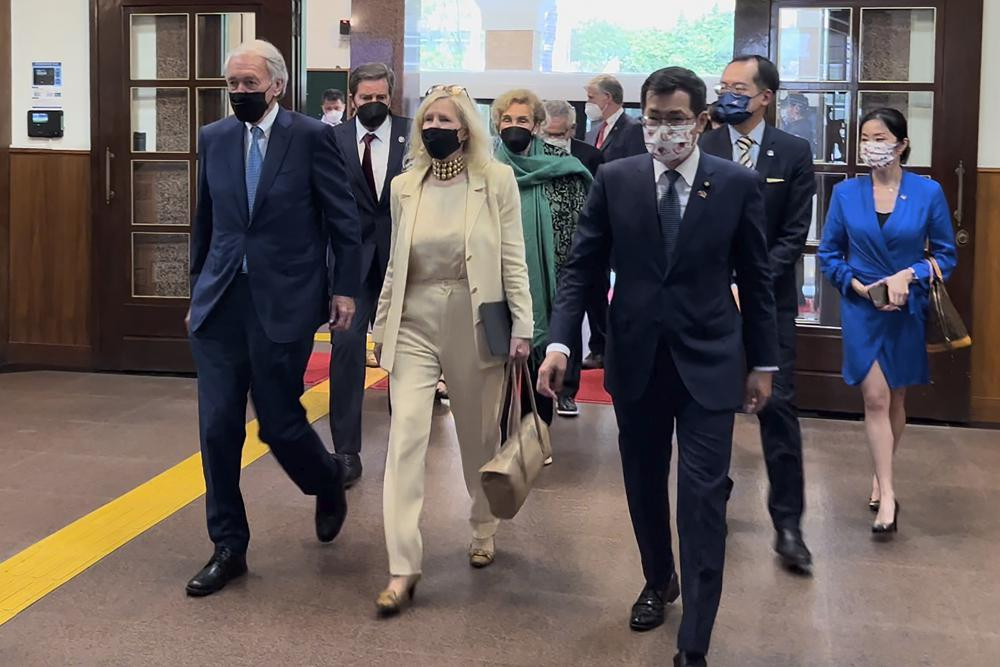 Phái đoàn Mỹ đến thăm cơ quan chính quyền đảo Đài Loan (Trung Quốc) sáng 15/8. Ảnh: AP