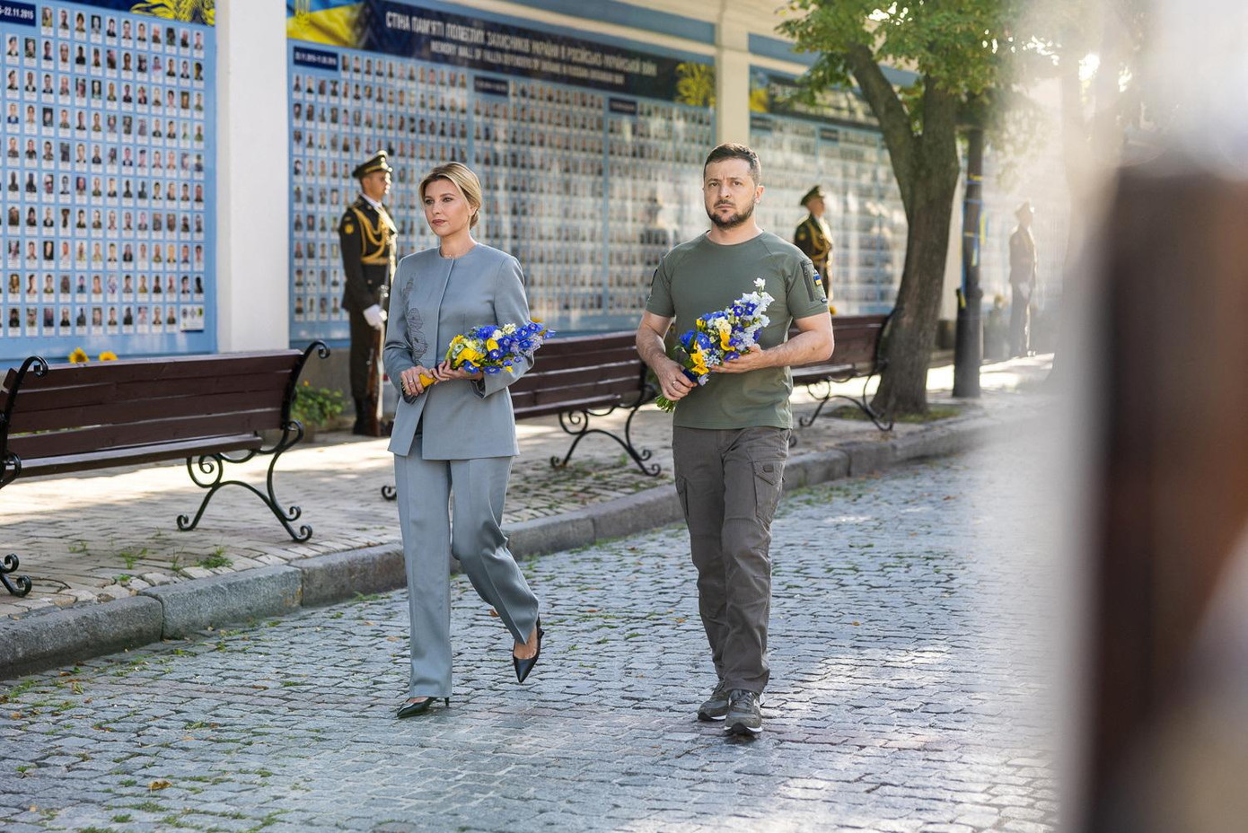 Tổng thống Zelensky và phu nhân đặt hoa tưởng niệm các binh sĩ Ukraine thiệt mạng trong Ngày Độc lập. Ảnh: Reuters