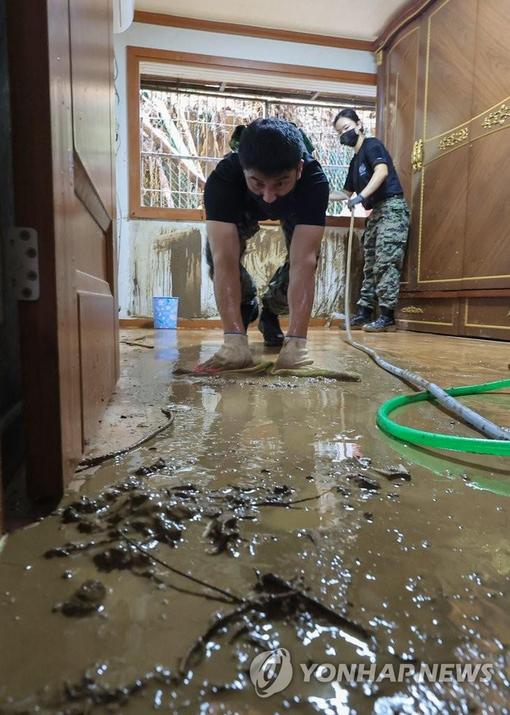 Một căn hộ ngập bùn. Ảnh: Yonhap