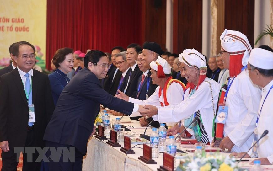 Thủ tướng Phạm Minh Chính bắt tay các chức sắc và đại diện các tổ chức tôn giáo. (Ảnh: Dương Giang/TTXVN)