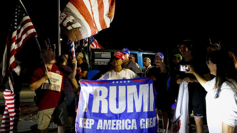 Người biểu tình ủng hộ ông Trump sau cuộc đột kích của FBI. Ảnh: Getty Người biểu tình ủng hộ ông Trump sau cuộc đột kích của FBI. Ảnh: Getty