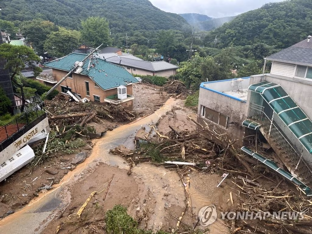 Một ngôi làng ở ngoại ô Seoul trở nên tan hoang. Ảnh: Yonhap