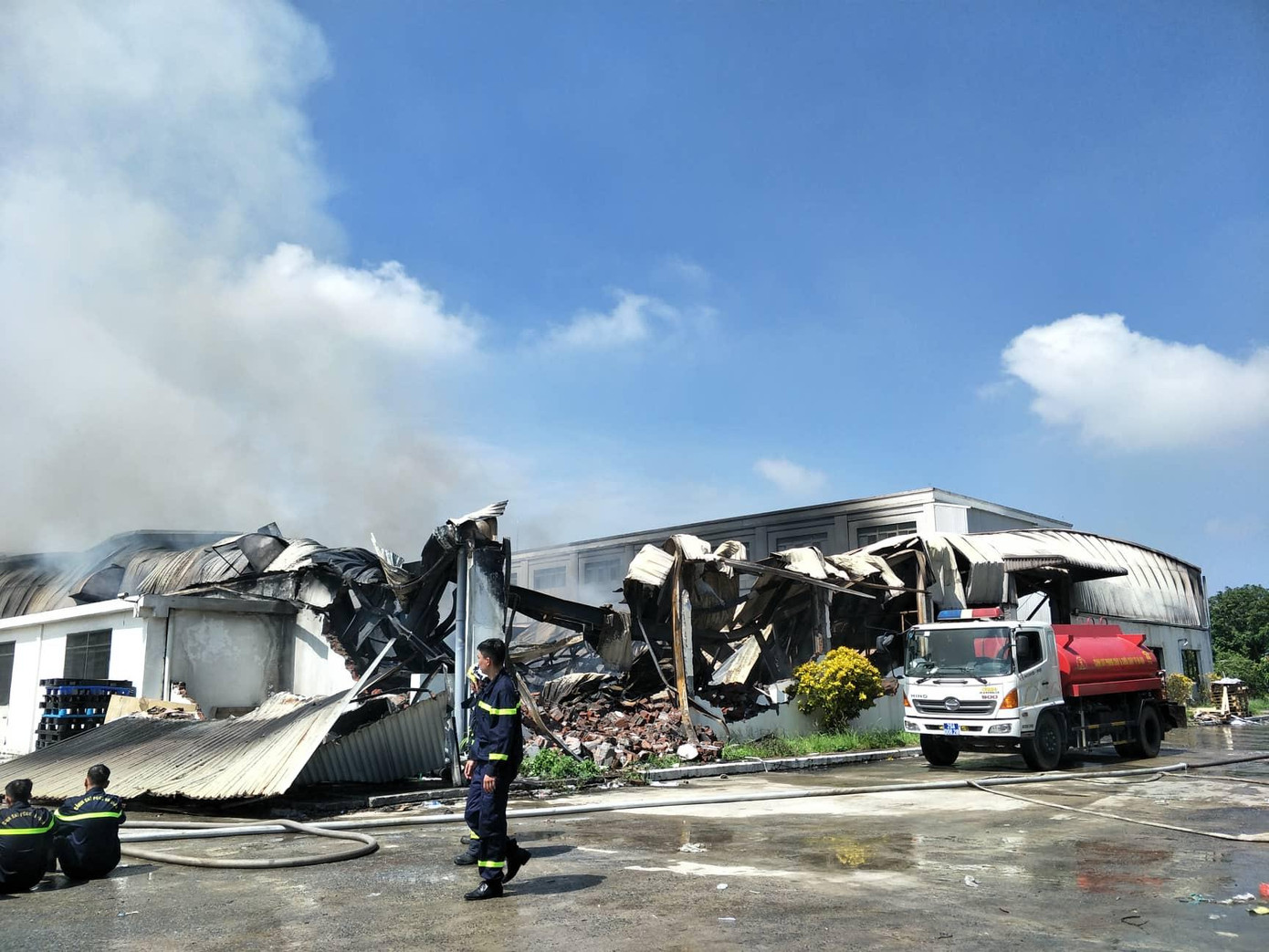 Khoảng 6h30 sáng 8/8, người dân sinh sống quanh Khu công nghiệp Quang Minh (Mê Linh, Hà Nội) phát hiện vụ cháy lớn tại một công ty nằm trong khu công nghiệp này. Khoảng 6h30 sáng 8/8, người dân sinh sống quanh Khu công nghiệp Quang Minh (Mê Linh, Hà Nội) phát hiện vụ cháy lớn tại một công ty nằm trong khu công nghiệp này.