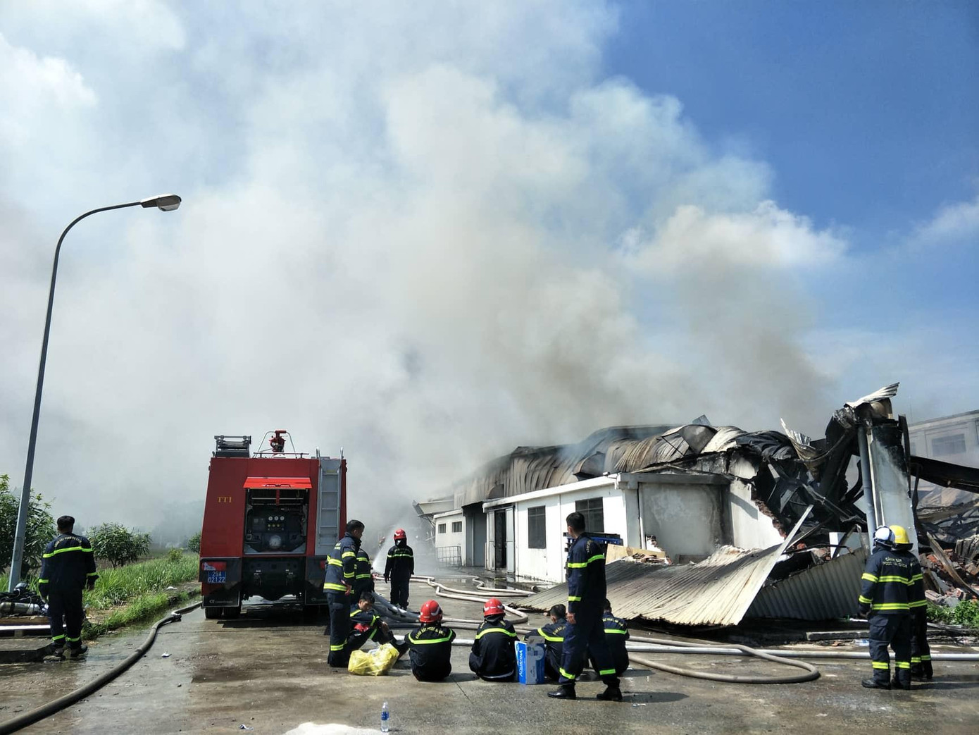 Theo người dân, vụ hỏa hoạn phát sinh cột khói đen bốc cao hàng chục mét, trong đám cháy có phát ra nhiều tiếng nổ. Theo người dân, vụ hỏa hoạn phát sinh cột khói đen bốc cao hàng chục mét, trong đám cháy có phát ra nhiều tiếng nổ.