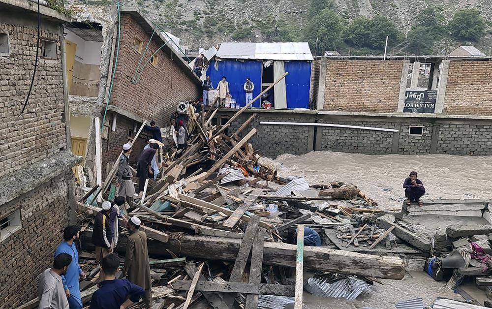 Các chuyến bay viện trợ từ Thổ Nhĩ Kỳ, UAE đã hạ cánh xuống Pakistan, trong khi các quốc gia khác bao gồm Canada, Australia và Nhật Bản cũng đã cam kết hỗ trợ. Ảnh: AP Các chuyến bay viện trợ từ Thổ Nhĩ Kỳ, UAE đã hạ cánh xuống Pakistan, trong khi các quốc gia khác bao gồm Canada, Australia và Nhật Bản cũng đã cam kết hỗ trợ. Ảnh: AP