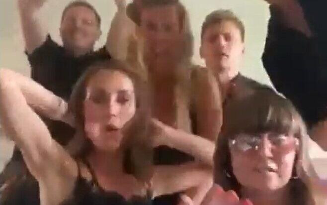 Bà Marin (áo đen, phía dưới bên trái) trong bữa tiệc với bạn bè. Ảnh chụp màn hình Bà Marin (áo đen, phía dưới bên trái) trong bữa tiệc với bạn bè. Ảnh chụp màn hình