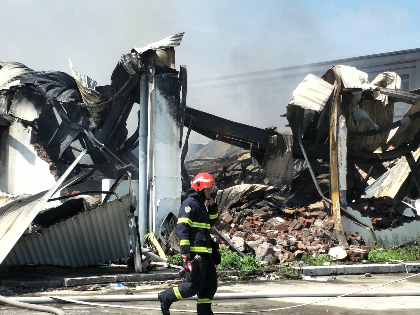 Lúc 9h, cảnh sát cho hay chưa ghi nhận thương vong, và công tác chữa cháy vẫn tiếp tục. Thời điểm này, phần mái của xưởng đã bị đổ sập. Lúc 9h, cảnh sát cho hay chưa ghi nhận thương vong, và công tác chữa cháy vẫn tiếp tục. Thời điểm này, phần mái của xưởng đã bị đổ sập.