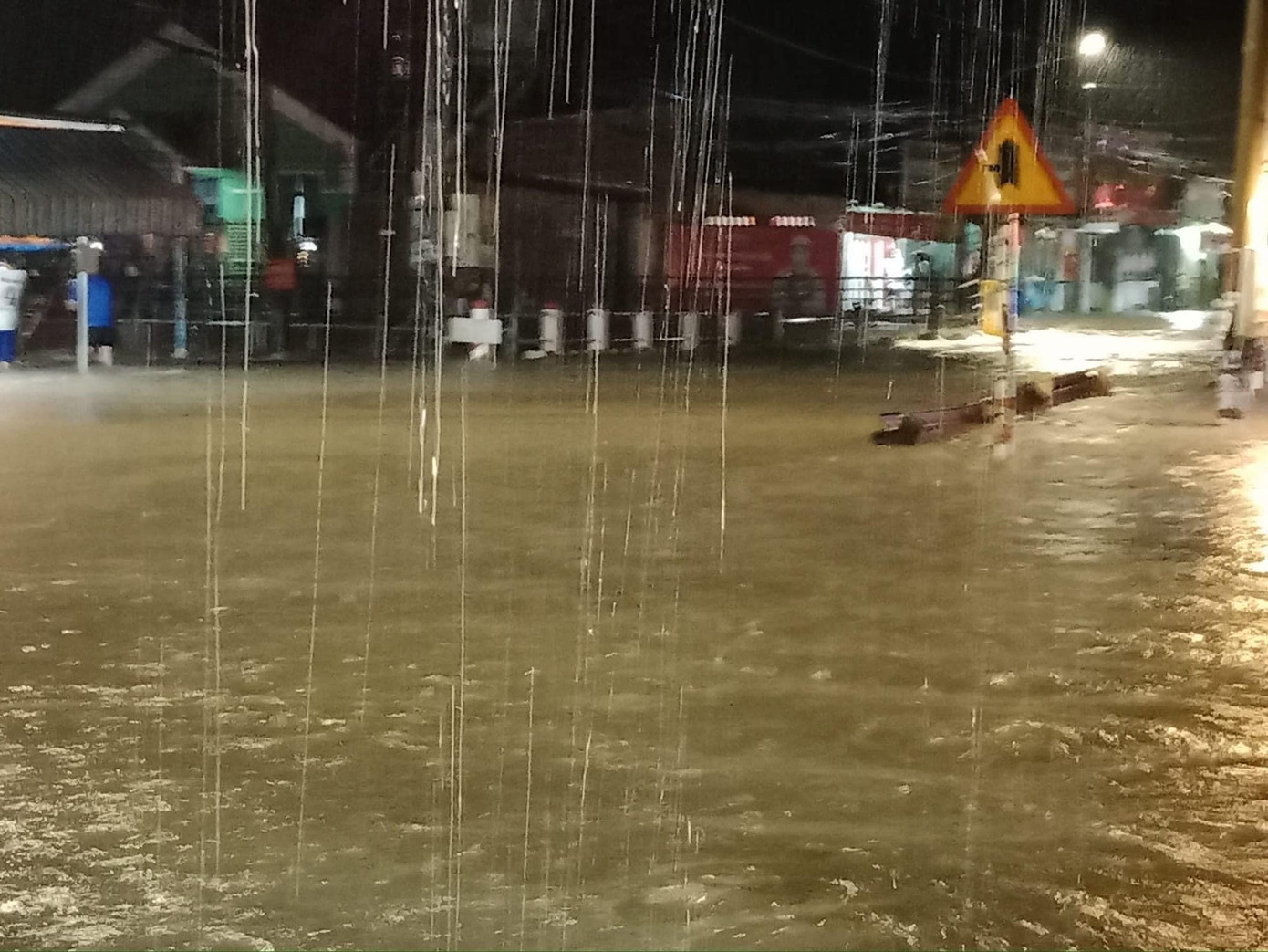 Nước ngập nhiều tuyến đường.