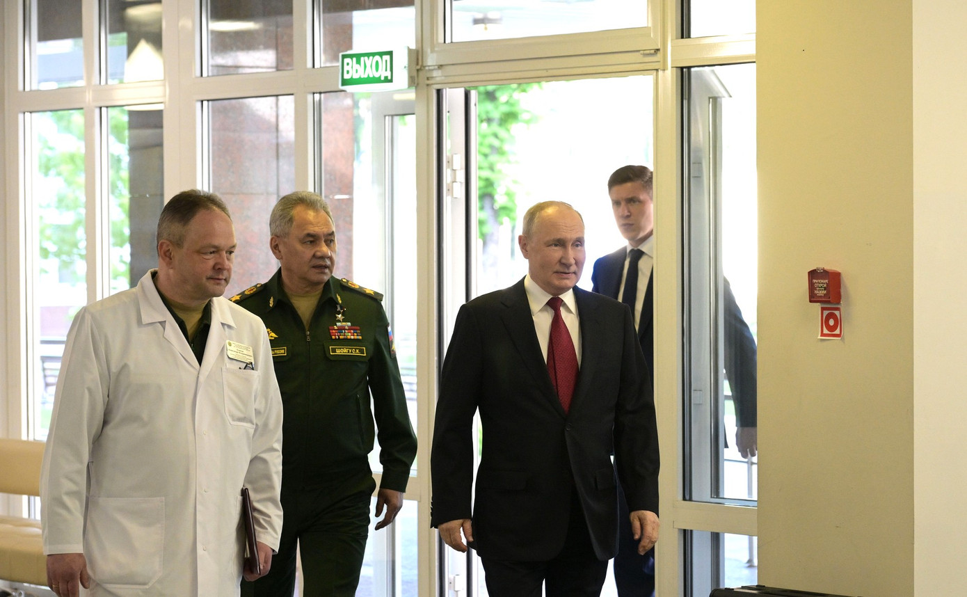 Tổng thống Putin cùng Bộ trưởng Quốc phòng Sergey Shoigu và Giám đốc bệnh viện Alexander Yesipov. Ảnh: Kremlin.ru