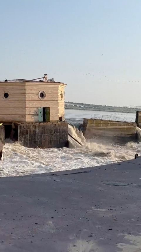 Một công trình bị hư hại trong vụ vỡ đập Kakhovka. Ảnh: Reuters