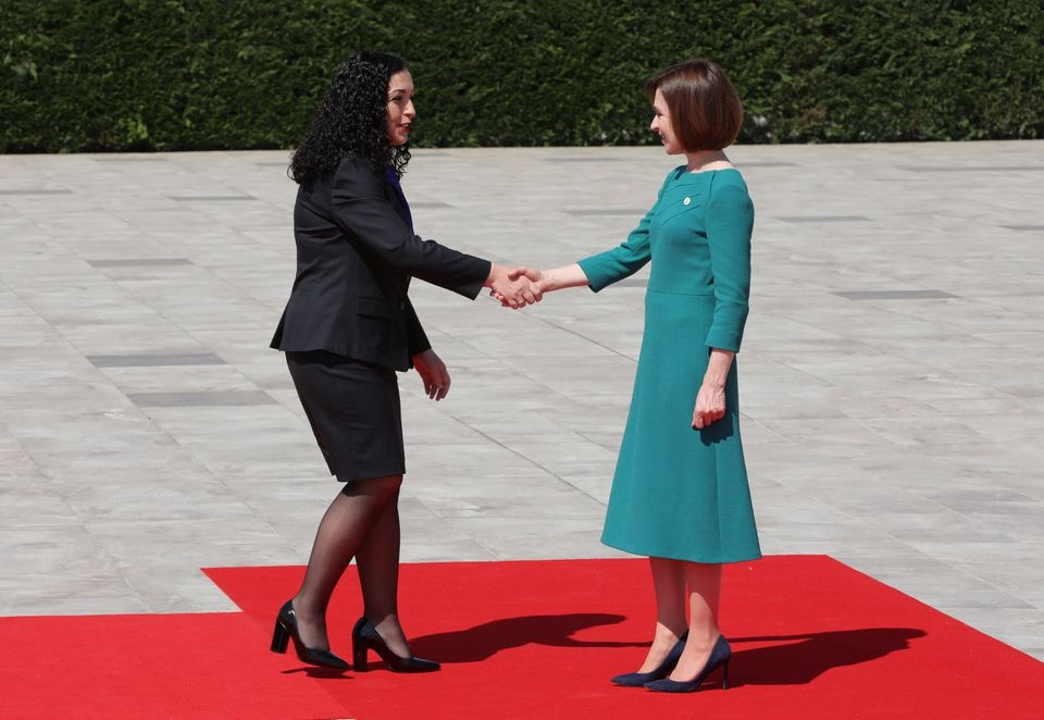 Bà Vjosa Osmani – lãnh đạo Kosovo (áo đen). Ảnh: Reuters Bà Vjosa Osmani – lãnh đạo Kosovo (áo đen). Ảnh: Reuters