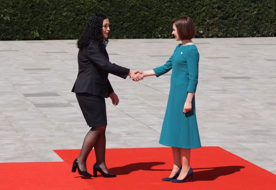 Bà Vjosa Osmani – lãnh đạo Kosovo (áo đen). Ảnh: Reuters