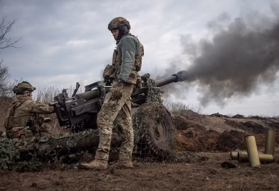 Binh sĩ Ukraine sử dụng pháo M119. Ảnh: Reuters Binh sĩ Ukraine sử dụng pháo M119. Ảnh: Reuters