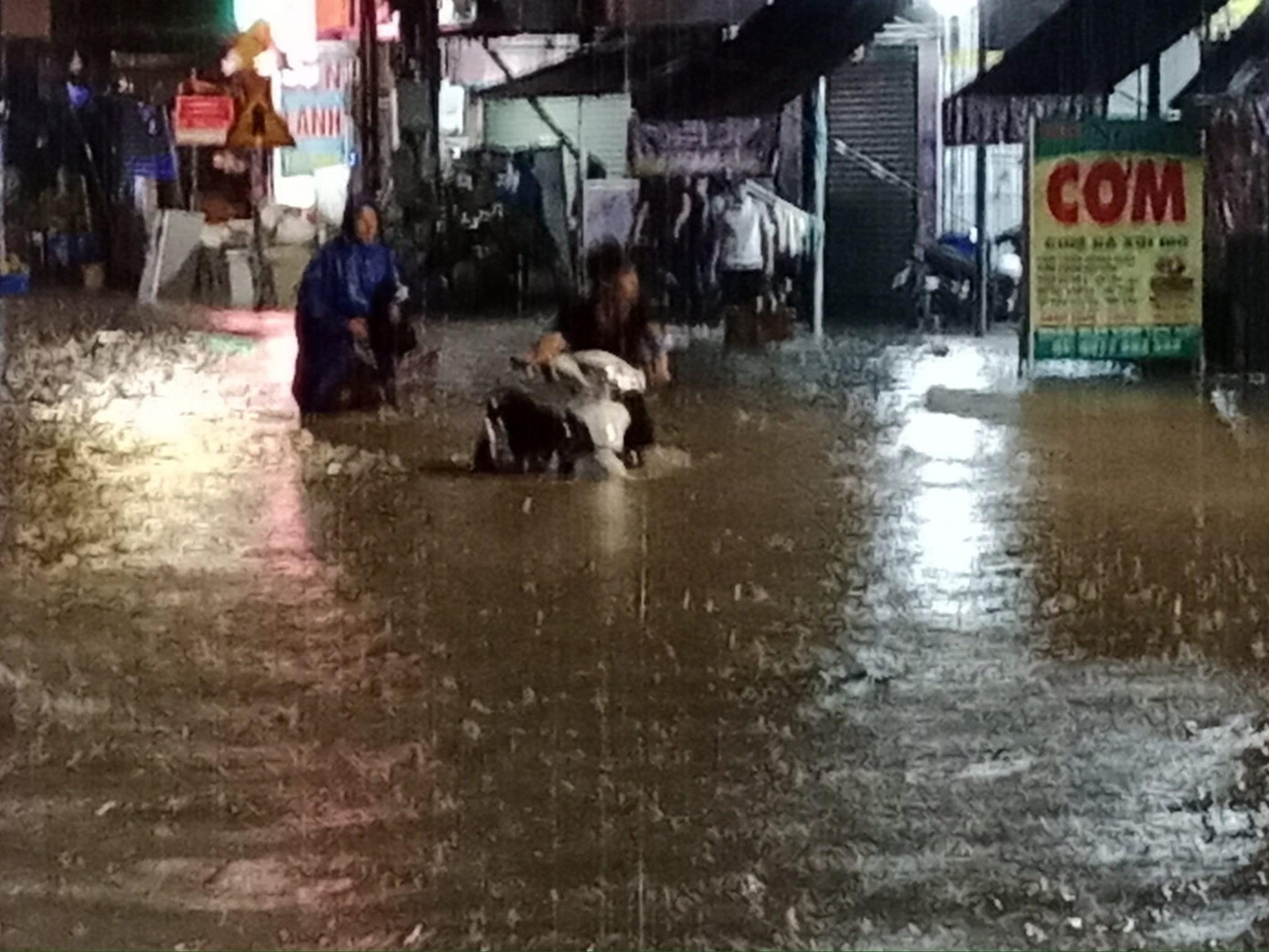 Người dân bì bõm dắt xe trong “biển” nước ở Nhơn Trạch.