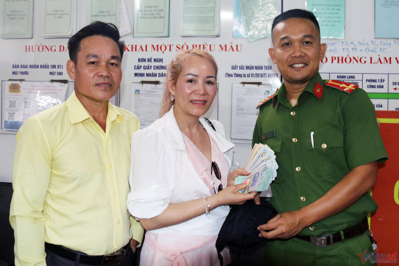 Ông Huy cùng công an phường Lộc Thọ trả lại tài sản cho nữ Việt kiều đánh rơi. Ảnh: Thành Long.