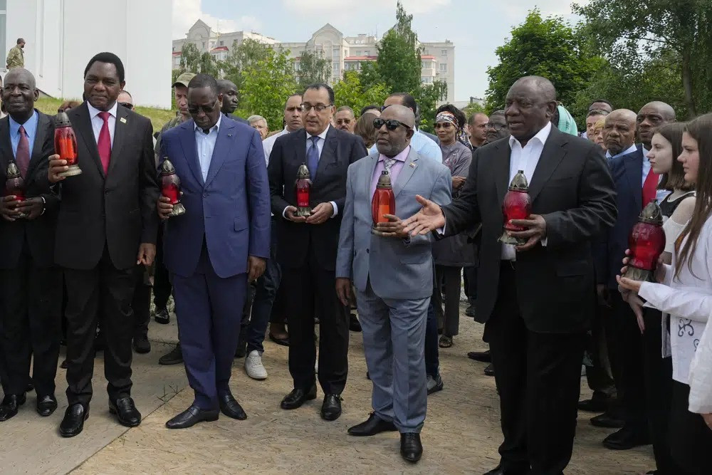 Các lãnh đạo châu Phi thăm thị trấn Bucha. Ảnh: AP Các lãnh đạo châu Phi thăm thị trấn Bucha. Ảnh: AP