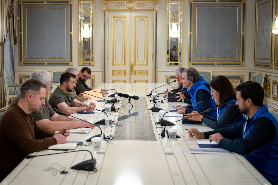 Phái đoàn IAEA gặp Tổng thống Ukraine Volodymyr Zelensky hôm 13/6. Ảnh: Reuters Phái đoàn IAEA gặp Tổng thống Ukraine Volodymyr Zelensky hôm 13/6. Ảnh: Reuters