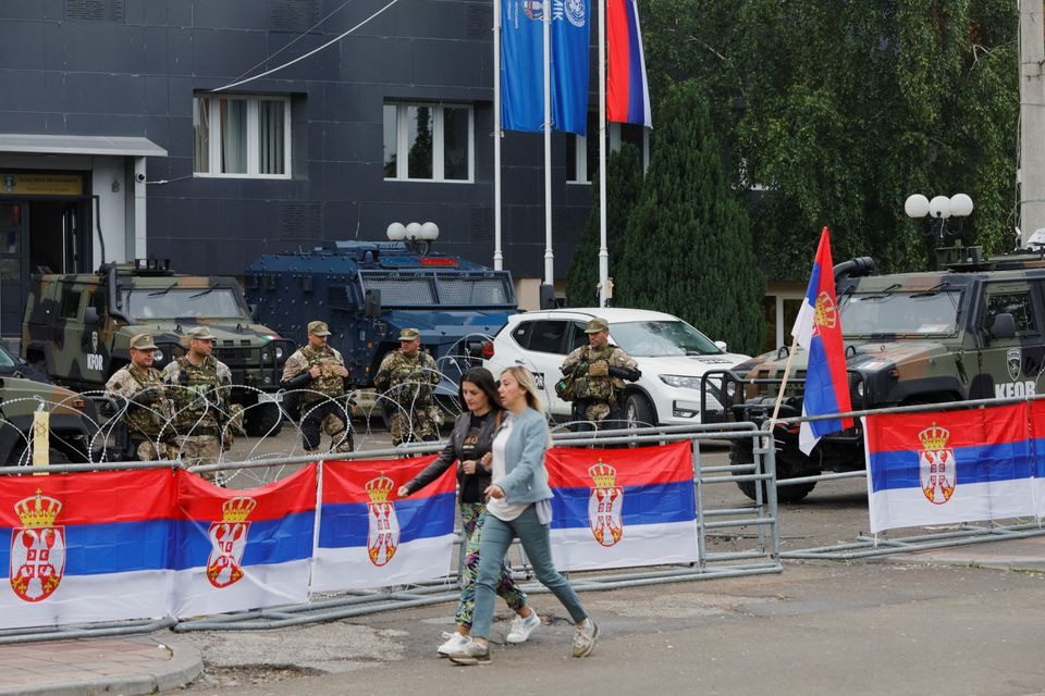 Lực lượng NATO ở Leposavic (Kosovo) hôm 1/6. Ảnh: Reuters Lực lượng NATO ở Leposavic (Kosovo) hôm 1/6. Ảnh: Reuters