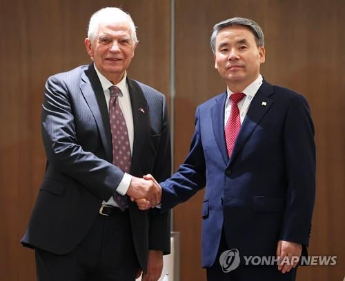 Bộ trưởng Quốc phòng Hàn Quốc Lee Jong-Sup bắt tay ông Josep Borrell tại Singapore hôm 3/6. Ảnh: Yonhap Bộ trưởng Quốc phòng Hàn Quốc Lee Jong-Sup bắt tay ông Josep Borrell tại Singapore hôm 3/6. Ảnh: Yonhap