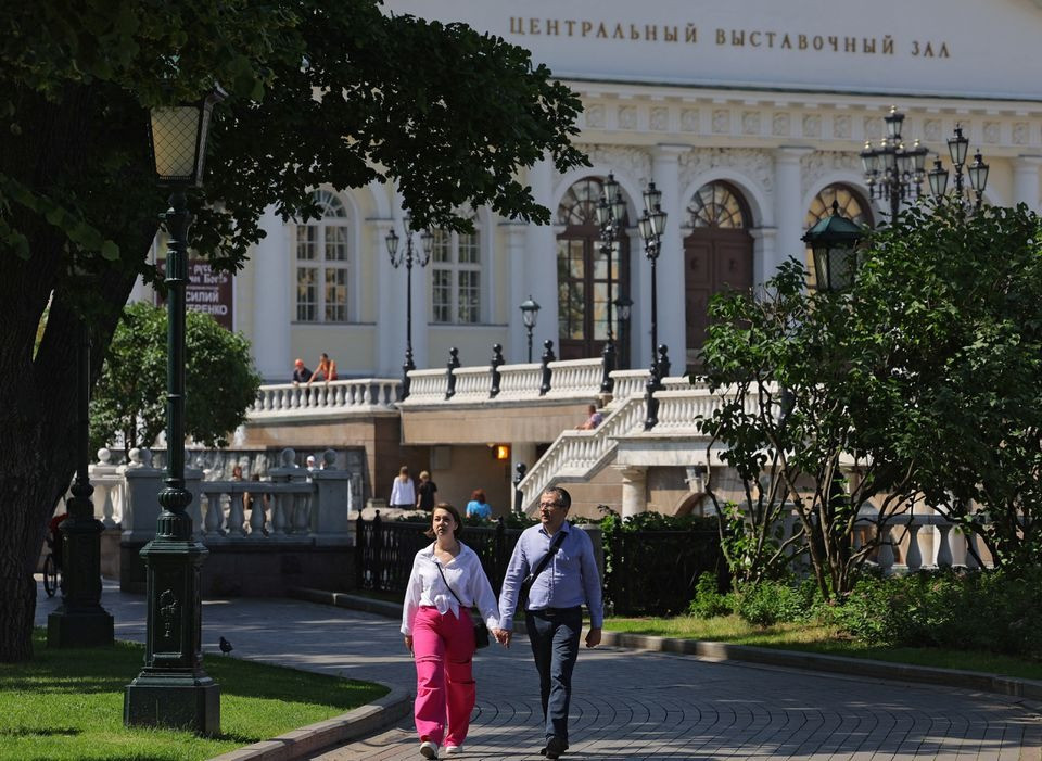 Người dân đi dạo gần Điện Kremlin. Ảnh: Reuters Người dân đi dạo gần Điện Kremlin. Ảnh: Reuters