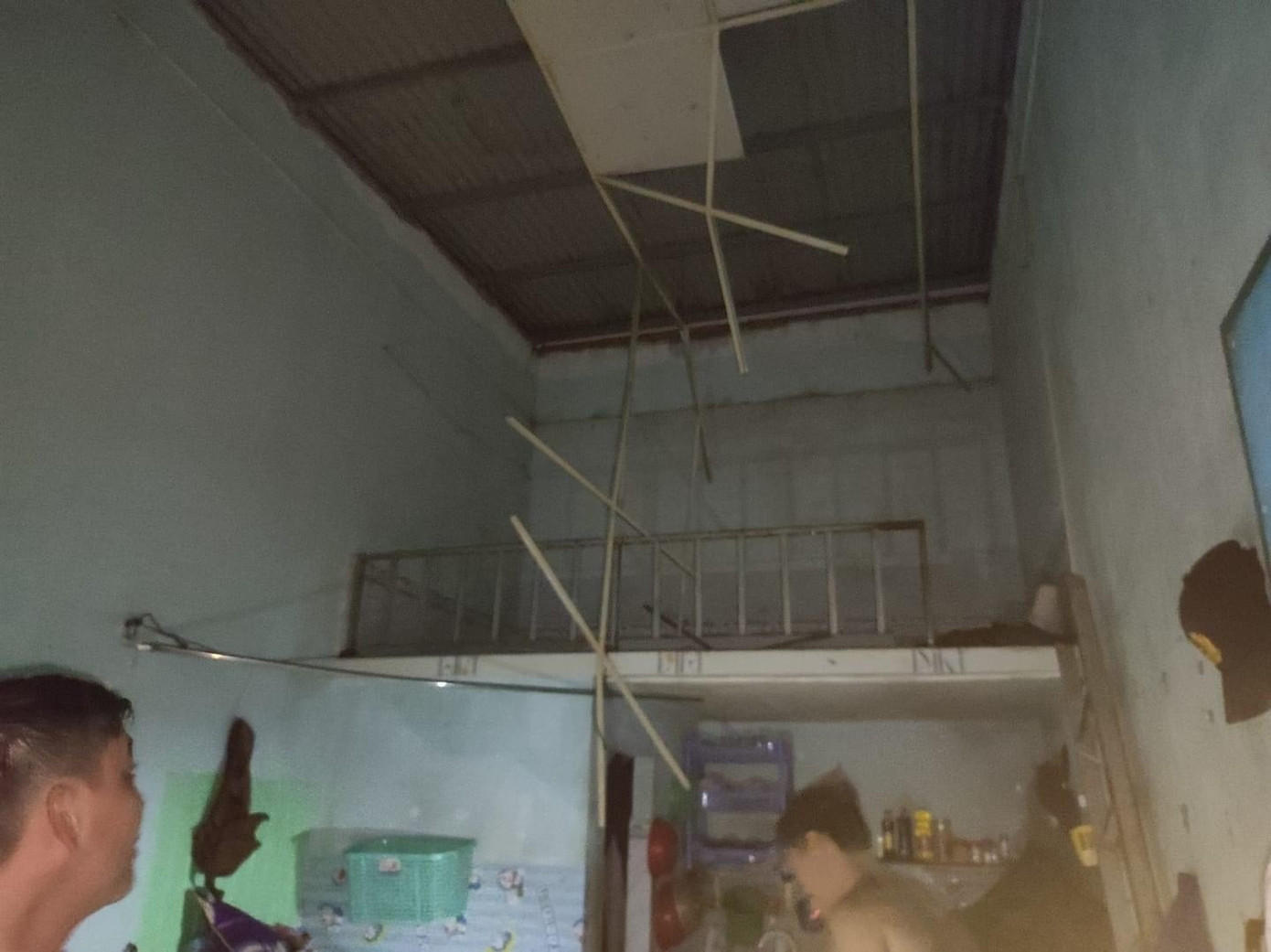 Một hộ dân ở trọ bị tốc mái, bay la phông.