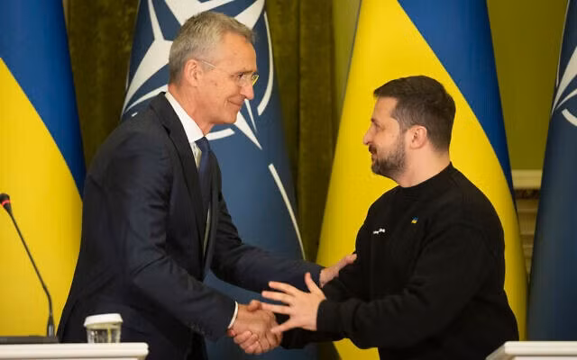 Tổng thống Ukraine Volodymyr Zelensky và Tổng thư ký NATO Jens Stoltenberg. Ảnh: AP Tổng thống Ukraine Volodymyr Zelensky và Tổng thư ký NATO Jens Stoltenberg. Ảnh: AP