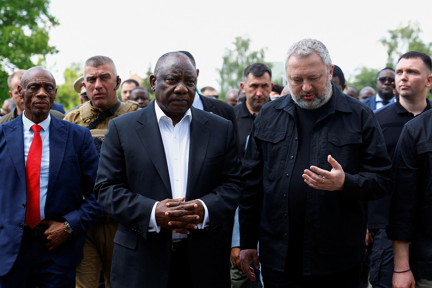 Tổng thống Nam Phi Cyril Ramaphosa thăm Bucha (Ukraine) ngày 16/6. Ảnh: Reuters