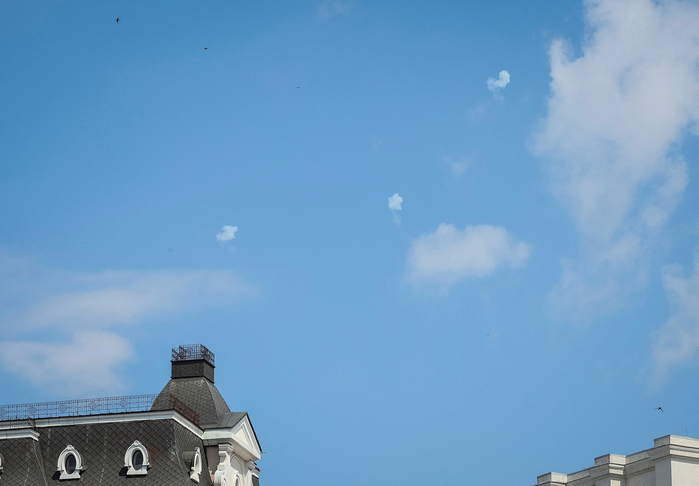 Một số đám khói trên bầu trời Kiev ngày 16/6. Ảnh: Reuters