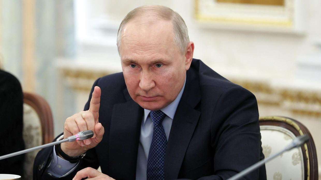 Tổng thống Nga Putin trò chuyện với các phóng viên hôm 13/6. Ảnh: Sputnik Tổng thống Nga Putin trò chuyện với các phóng viên hôm 13/6. Ảnh: Sputnik